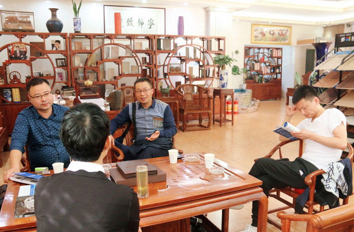 熱烈歡迎西安辦廠客戶孫總、張總、楊總來(lái)鑫浪進(jìn)行技術(shù)交流
