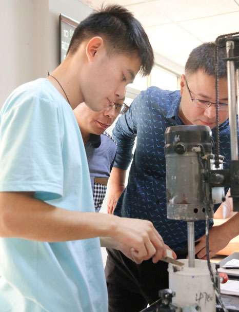 熱烈歡迎西安辦廠客戶孫總、張總、楊總來(lái)鑫浪進(jìn)行技術(shù)交流